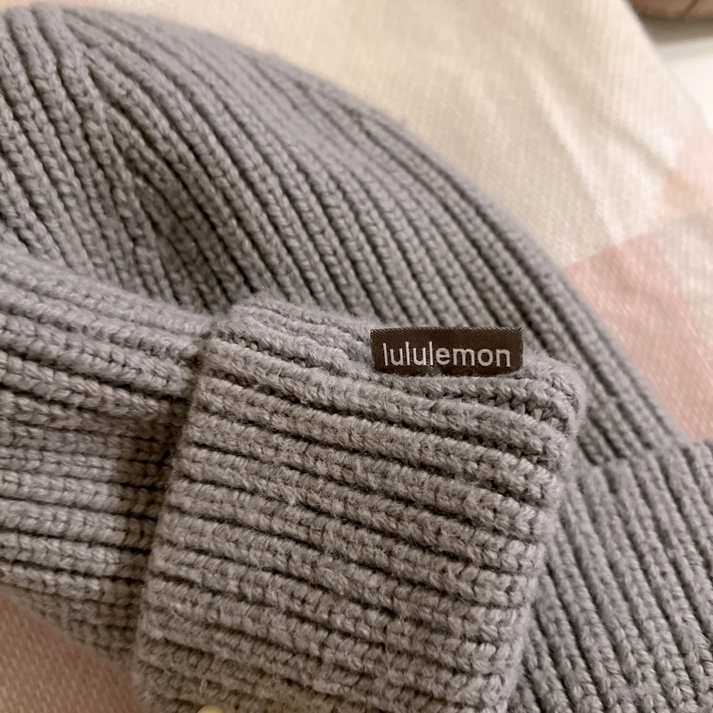 GRAY M LULULEMON BEANIE